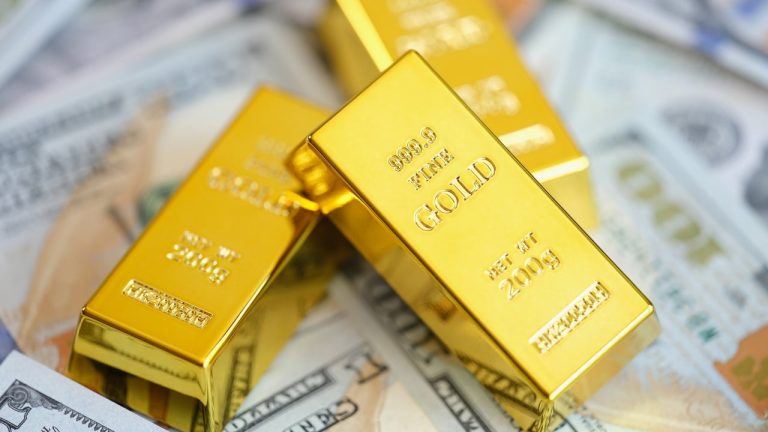 Gold Shatters Records as Investors Brace for Economic Turbulence – Market Updates Bitcoin News