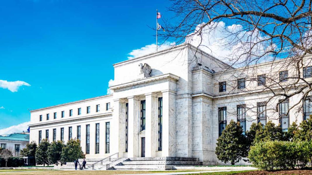 Peter Schiff Urges the Fed to Raise Rates and Let Markets Crash – Economics Bitcoin News